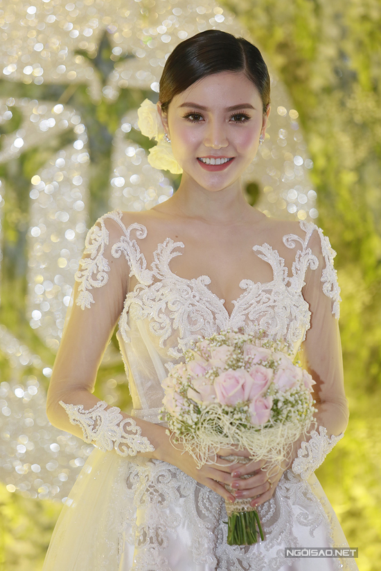 Ngọc Duyên rạng rỡ bên chồng đại gia 43 tuổi trong tiệc cưới ở Hà Nội